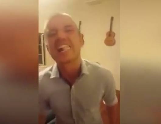 بالفيديو: شاب يبتلع رأس فأر حي أمام الكاميرا