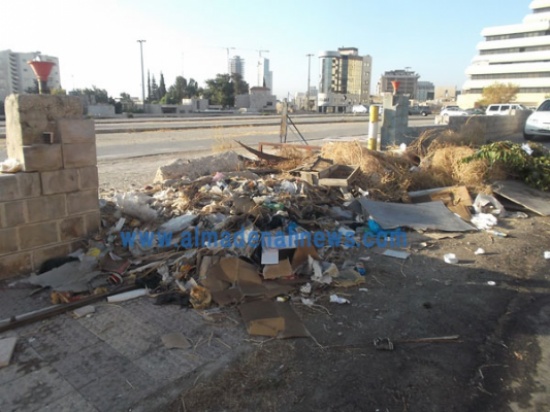 شاهدوا بالصور .. تراكم النفايات قرب مبنى محافظة عمان