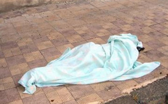 جثة ثلاثيني بجانب الطريق في سحاب جثة ثلاثيني بجانب الطريق في سحاب