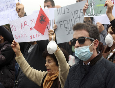 غضب في ألبانيا لاحتمال تفكيك الأسلحة الكيماوية السورية بها