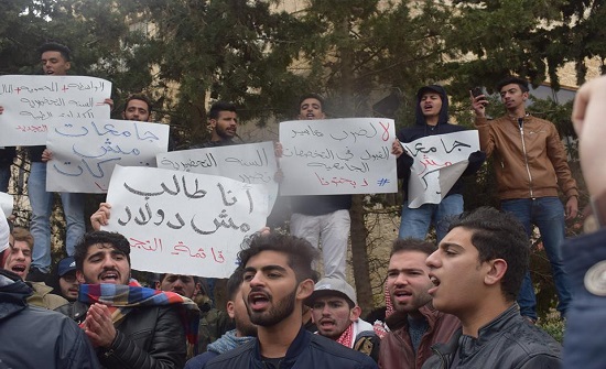 بالصور : طلبة السنة التحضيرية يعتصمون أمام "التعليم العالي" بالصور : طلبة السنة التحضيرية يعتصمون أمام "التعليم العالي"