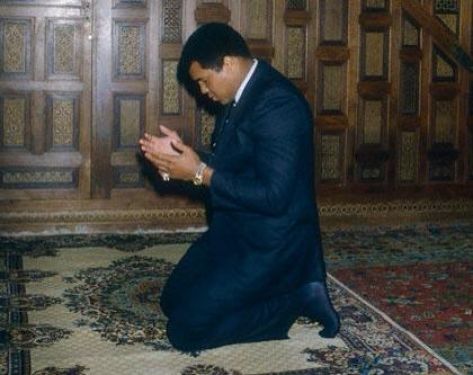 صورة: محمد علي كلاي بصحبة الملك سلمان قديما صورة: محمد علي كلاي بصحبة الملك سلمان قديما