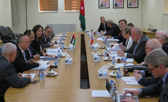 زواتي تبحث مع وزيرة الصناعة والتجارة التشيكية مجالات التعاون وفرص الاستثماربالطاقة زواتي تبحث مع وزيرة الصناعة والتجارة التشيكية مجالات التعاون وفرص الاستثماربالطاقة