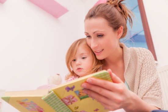 كيف تقرأ الأم الأردنية قصة لإبنها قبل النوم كيف تقرأ الأم الأردنية قصة لإبنها قبل النوم