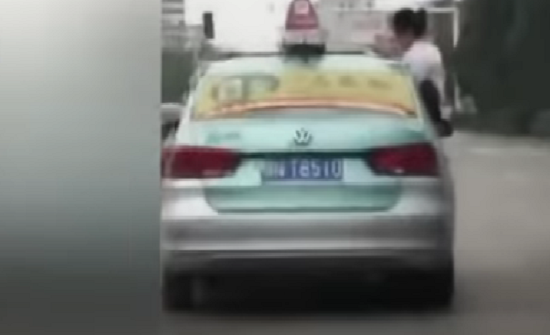 بالفيديو: طالبة صينية تكتب واجبها المدرسي على سقف تاكسي متحرك !