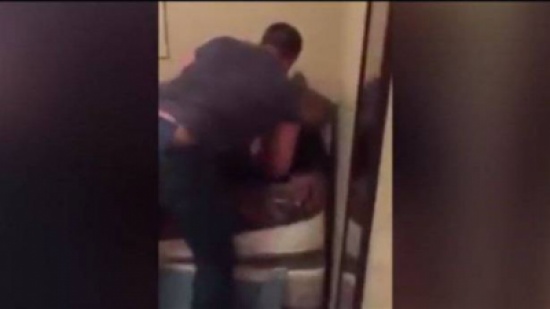 بالفيديو: دخل الى المنزل ووجد زوجته في السرير مع عشيقها... فكيف تصرّف؟ بالفيديو: دخل الى المنزل ووجد زوجته في السرير مع عشيقها... فكيف تصرّف؟