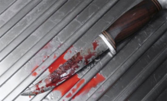 مضطرب نفسياً يعتدي على والده ووالدته وشقيقته بأداة حادة بماركا