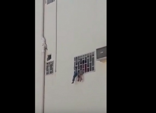 فيديو.. خادمه تحبس طفلين في نافذه بالدور الثاني بتبوك وصراخهم يشعل مواقع التواصل فيديو.. خادمه تحبس طفلين في نافذه بالدور الثاني بتبوك وصراخهم يشعل مواقع التواصل