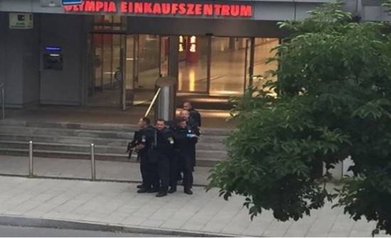 الشرطة الألمانية : المهاجمون ثلاثة أشخاص تمكنوا من الفرار و مطارتهم جارية الشرطة الألمانية : المهاجمون ثلاثة أشخاص تمكنوا من الفرار و مطارتهم جارية