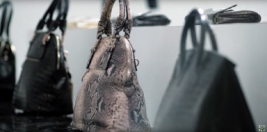 فيديو: الحقيقة المرة وراء الحقائب والأحذية الجلدية الفاخرة