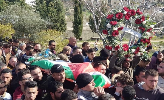 فلسطينيون يشيعون أسيرا توفي بسجون الاحتلال (شاهد)