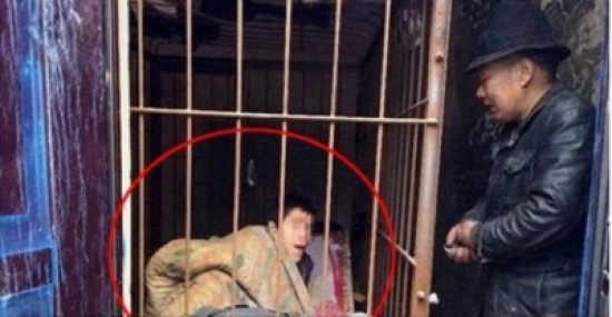 عائله تحبس ابنها في قفص حديد والسبب لا يعقل ! عائله تحبس ابنها في قفص حديد والسبب لا يعقل !