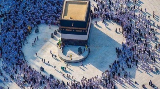 ما قصة هذه الصورة العجيبة في الحرم المكي؟ ما قصة هذه الصورة العجيبة في الحرم المكي؟