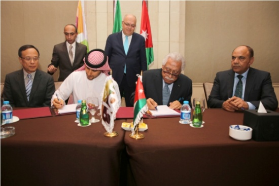 "LED"اتفاقية لإنارة عمان بـ 119 ألف وحدة موفرة للطاقة