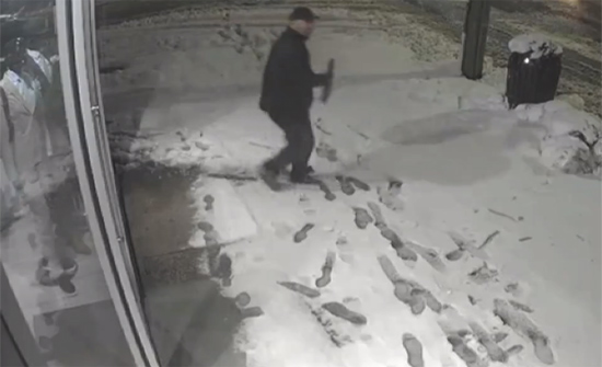 بالفيديو -نيويورك : لحظة اقتحام لص لمحل ملابس وسرقته