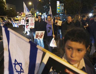 إسرائيلون يغلقون طرقا بالقدس احتجاجا على الإفراج خلال ساعات عن 26 أسيرا فلسطينيا