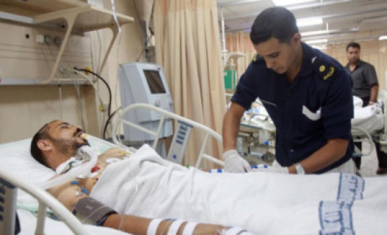 مدير مجمع الشفاء الطبي في غزة يزور جرحى غزة مدير مجمع الشفاء الطبي في غزة يزور جرحى غزة