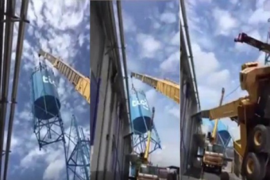 لحظة سقوط رافعة ضخمة على مبنى