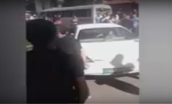 سائق يغلق شارعاً في إربد بعد مخالفة سير