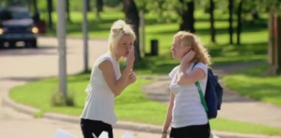 حسناء تنفذ مقلبا  في المارة