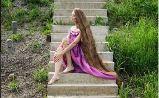 صور| حسناء روسية لم تقُصّ شعرها منذ 14 عاماً تُشعل المواقع بصورها