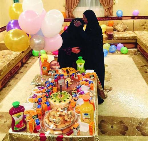 عائلة تودع خادمتها الإثيوبية بمفاجأة جميلة عائلة تودع خادمتها الإثيوبية بمفاجأة جميلة
