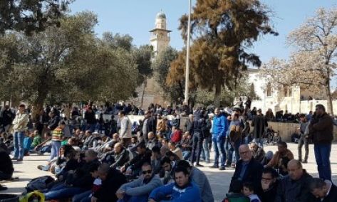 آلاف الفلسطينيين يؤدون الجمعة برحاب المسجد الأقصى