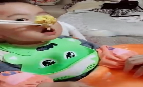 بالفيديو: ام تبتكر طريقة لاطعام ابنها الرافض للوجبات