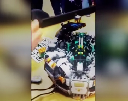 بالفيديو : شاهد روبوت يحل مكعب الروبيك في ثواني فقط