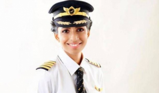 هذه الشابة هي أصغر قائدة لطائرة بوينغ 777 في العالم! هذه الشابة هي أصغر قائدة لطائرة بوينغ 777 في العالم!