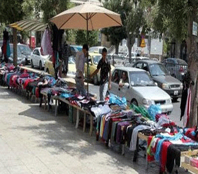 اصحاب المحلات التجارية في المزار الجنوبي يشكون انتشار البسطات اصحاب المحلات التجارية في المزار الجنوبي يشكون انتشار البسطات