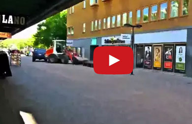 بالفيديو : سرقة في وضح النهار بواسطة جرافة