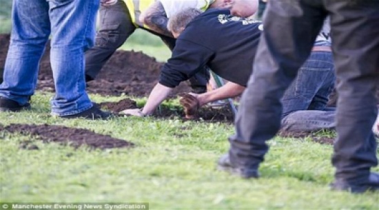 مغامر ينجو بأعجوبة بعد أن دفن نفسه تحت التراب