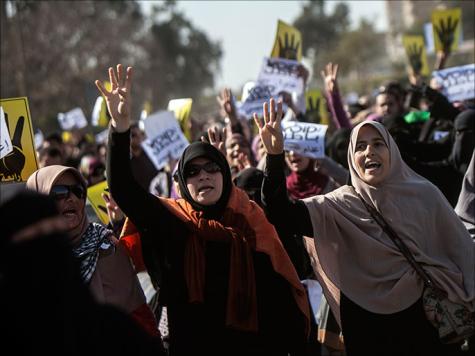 تواصل التظاهر بمصر وتشييع ضحايا ذكرى الثورة تواصل التظاهر بمصر وتشييع ضحايا ذكرى الثورة