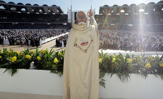 بالفيديو : بابا الفاتيكان يترأس أول قداس بالخليج