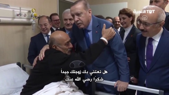 “أردوغان” يقبل يد مسنة تركية: “لا يليق بك تقبيل يدي أنا من سيقبل يدك” “شاهد”