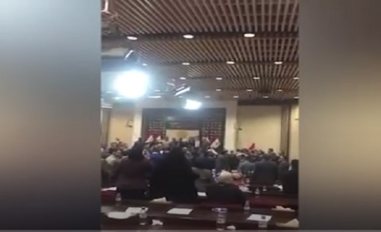 فيديو : مواجهة داخل البرلمان.. نواب عراقيون ينتفضون ضد مرشحي إيران