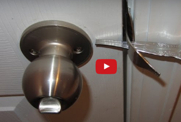 فيديو| إليكم أغرب طريقة لحماية منازلكم من السرقة!