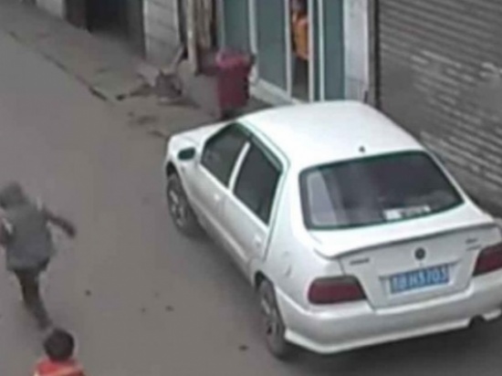 فيديو: سيارة تتحول إلى كتلة من اللهب بسبب دعابة أطفال