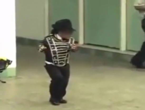 قزم يبهر المارة برقصة مايكل جاكسونجاكسون