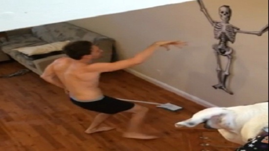 بالفيديو:ملايين المشاهدات في 4 أيام لشاب يرقص مع ممسحة