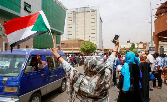 بالفيديو : مقتل متظاهرة سودانية في إطلاق نار بالخرطوم بالفيديو : مقتل متظاهرة سودانية في إطلاق نار بالخرطوم