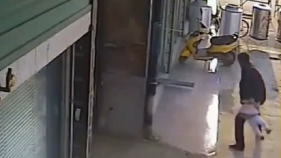 رجل غاضب ينتقم بقذف طفل  !