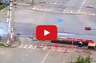 بالفيديو : شاهد سيارة مسرعة تتسبب في حادث خطير