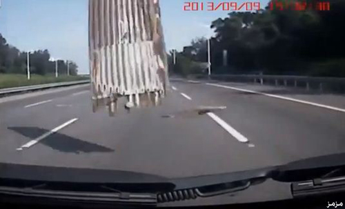 ينجو من عده صفائح تطايرت من شاحنة