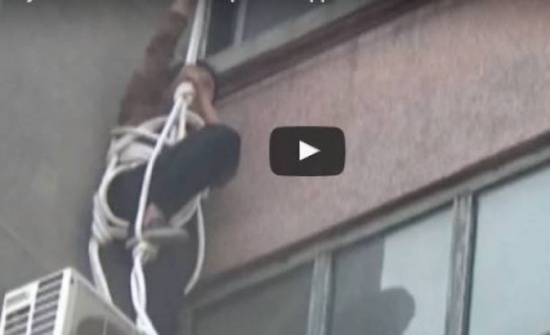 بالفيديو.. إنقاذ مسنة حاولت دخول شقتها عبر النافذة