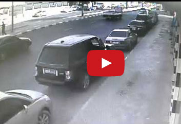 اصطدام شاحنة بعدة سيارات متوقفة