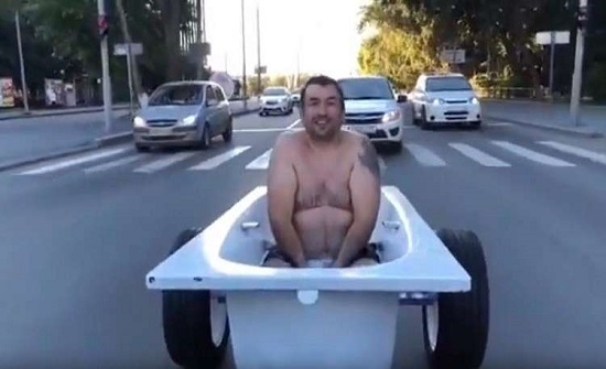 بالفيديو : مخالفة مرورية "لراكب حوض استحمام" في الشارع!