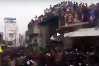 شاهد..  لحظة انهيار شرفة منزل وسقوط عشرات الأشخاص