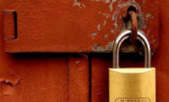 مخالفة 3 محال تجارية بالزرقاء